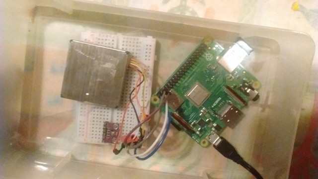 picture of the inside of a lunchbox containing the sensor, a breadboard and raspberry pi